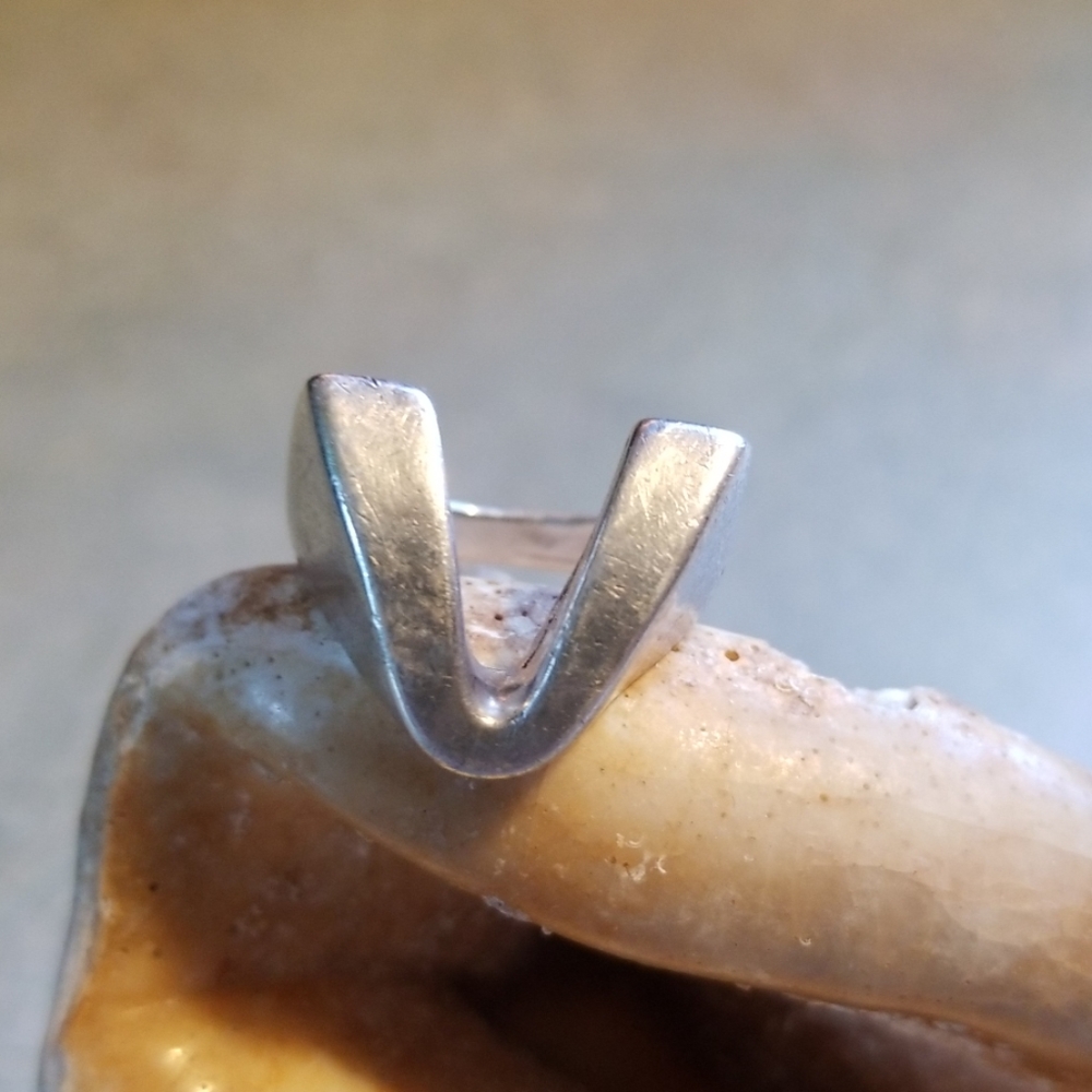 925 CELLINI THICK V SHAPED RING
